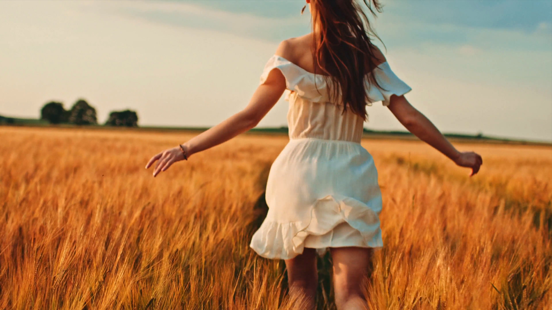 Музыка девочка гуляет. Девушка бежит в поле. Девушка в поле. Девушка бежит по полю. Счастливая девушка.